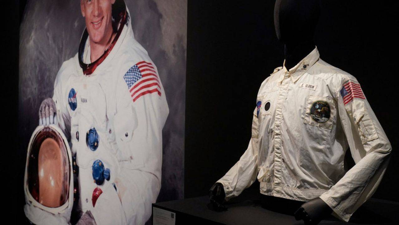 Jacheta purtată de astronautul Buzz Aldrin în timpul misiunii Apollo 11 a fost vândută