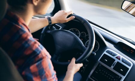 Valabilitatea permiselor de conducere se schimbă. Anumiți șoferi vor fi obligați de lege să renunțe la dreptul de a conduce