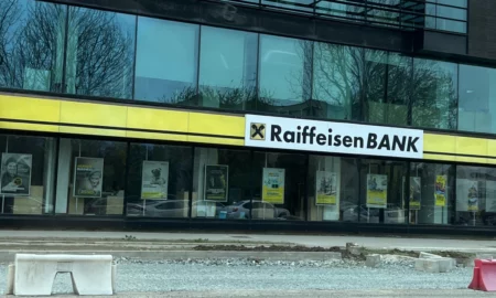 Demisie neașteptată la vârful Raiffeisen Bank România: Schimbări și implicații