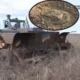Tractorul cu care ucrainienii cultivă în câmpul cu mine. Bombele nici măcar nu-l încetinesc