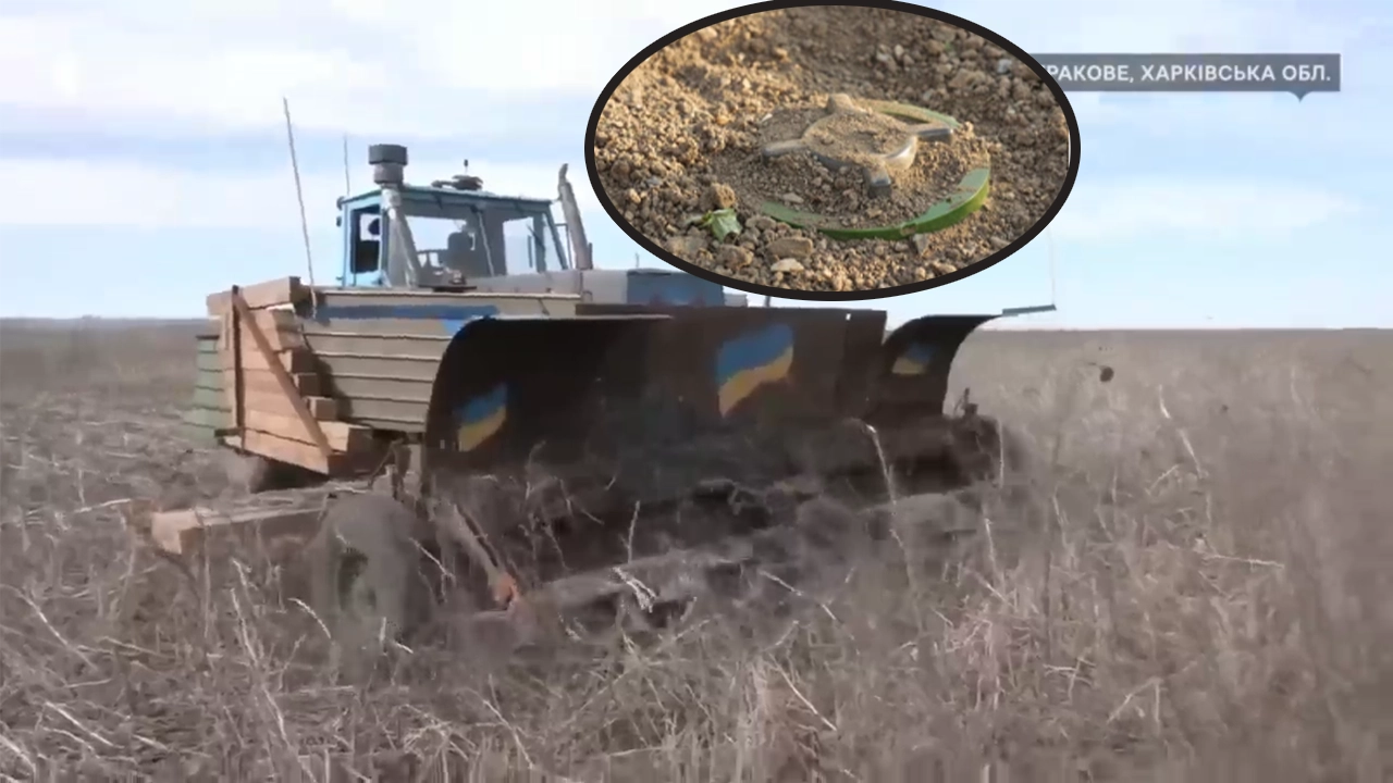 Tractorul cu care ucrainienii cultivă în câmpul cu mine. Bombele nici măcar nu-l încetinesc