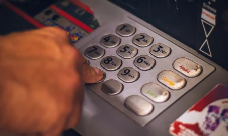 Limitele și riscurile de fraudă la bancomatele din România: ce trebuie să știi înainte să scoți bani de pe card