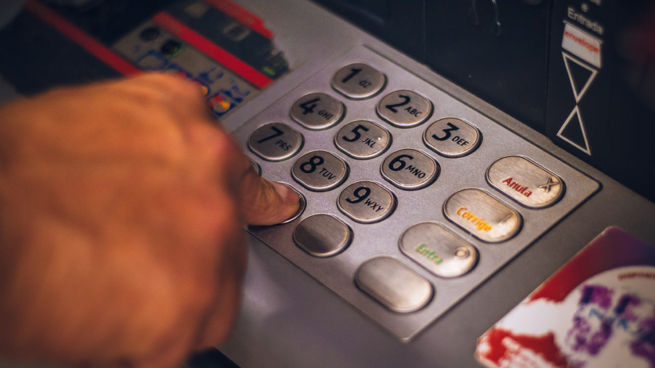 Limitele și riscurile de fraudă la bancomatele din România: ce trebuie să știi înainte să scoți bani de pe card