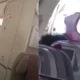 Scena șocantă cu ușa avionului deschisă a fost surprinsă în plin zbor. Momente teribile pentru pasageri
