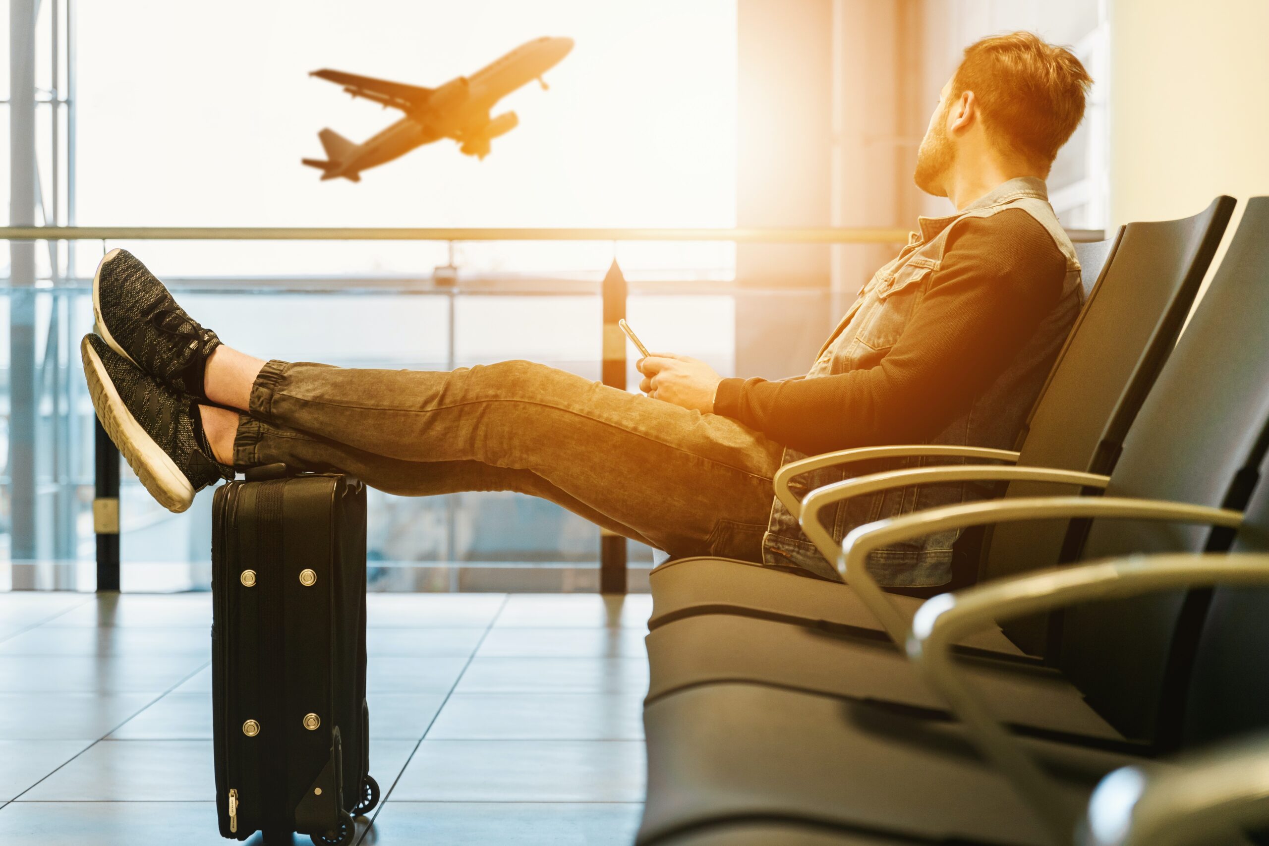 Zboruri anulate și întârziate: cauze, soluții și impactul asupra industriei aeriene