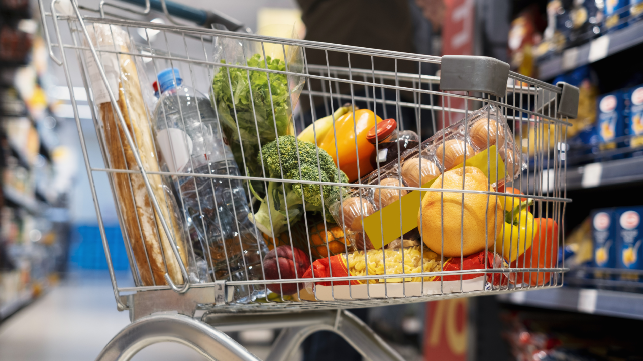 Scad Prețurile alimentelor de bază în toate magazinele din România, anunță ministrul Economiei!