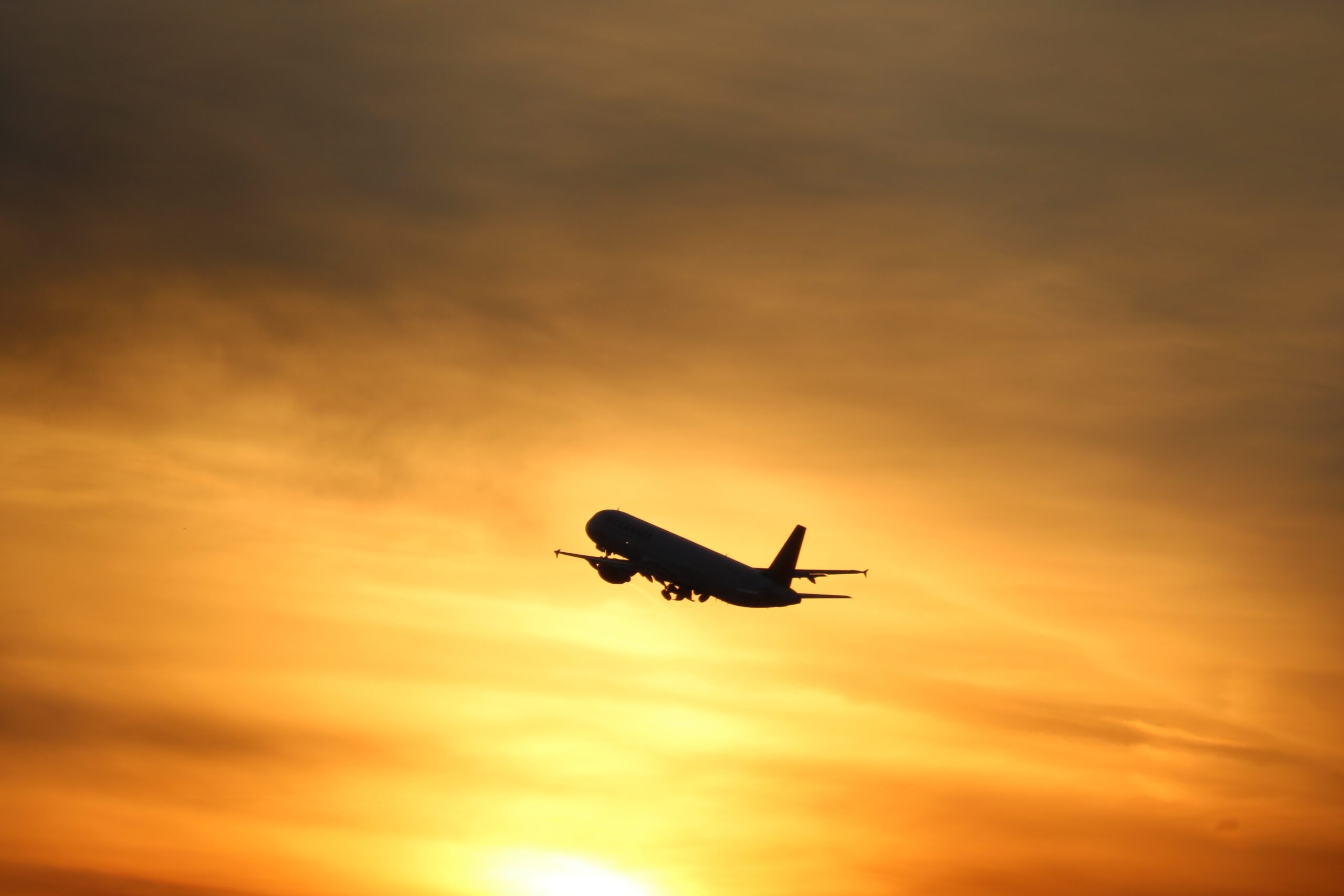 Zboruri întârziate sau anulate: Ghidul drepturilor tale ca pasager