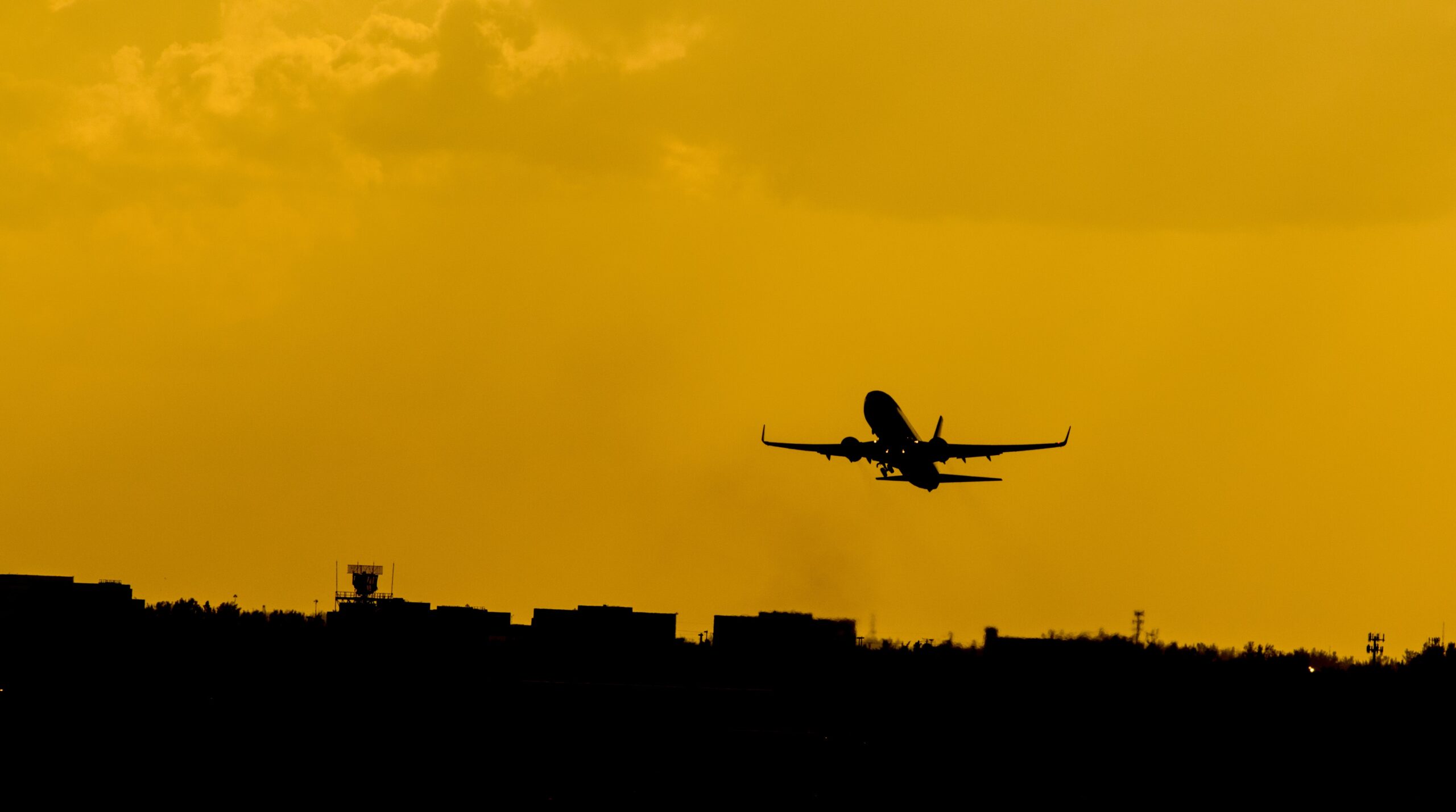 Evitarea obstacolelor aeriane: Cum să gestionezi și previi anulările și întârzierile zborurilor în vara aceasta