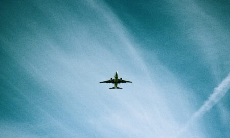 Călătorii prin înalturile cerului: Secretul popularității zborurilor cu avionul și ghidul călătoriilor ieftine