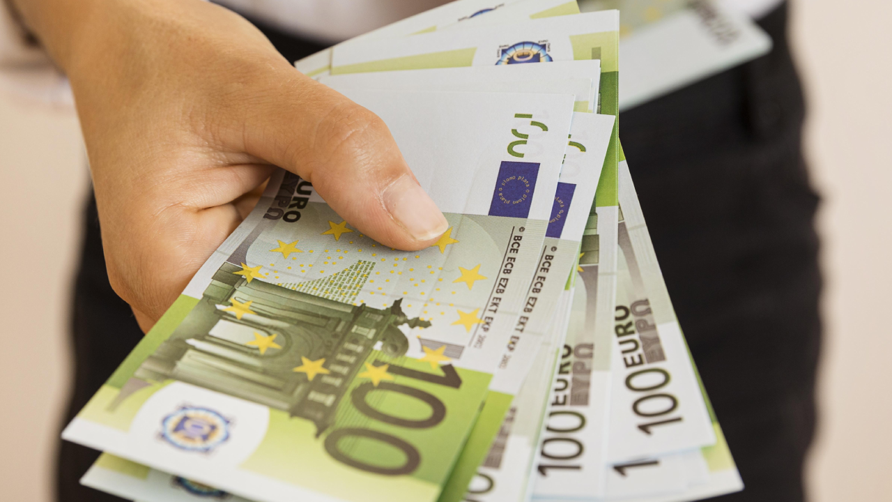 Ajutoare financiare de până la 1.200 euro pentru români. Detalii surprinzătoare!