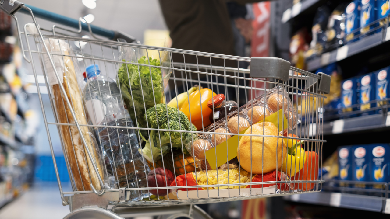 Alimente mai ieftine pentru români! Guvernul vrea sa extinda lista alimentelor cu preturi plafonate