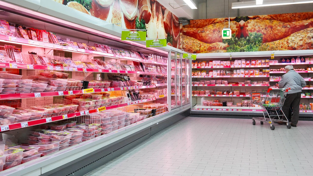 Alertă sanitară la Kaufland: Carne mucegăită și muște moarte în produse! Comisarii confiscă alimente și aplică amenzi