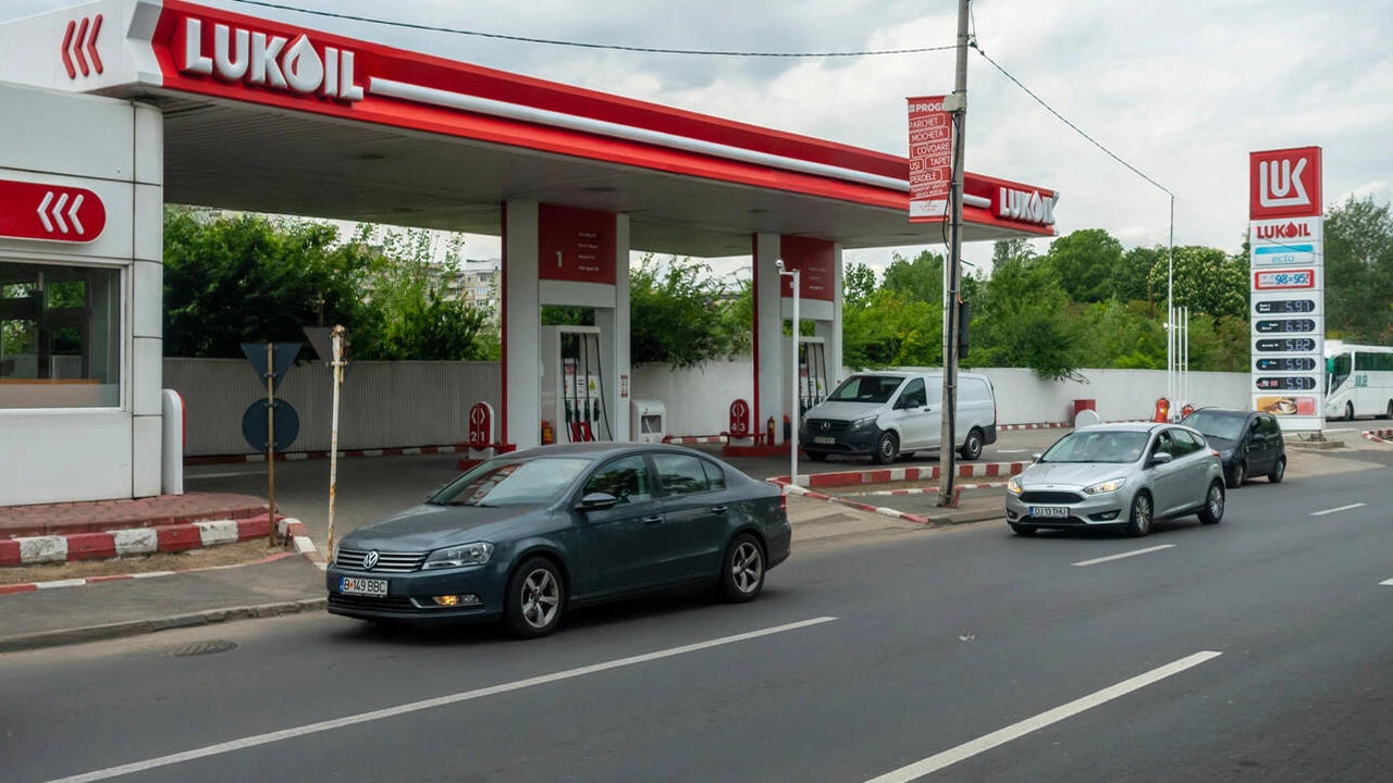 Creșterea prețului la carburanți pune presiune pe guvern! Premierul Marcel Ciolacu evaluează reintroducerii compensării la pompă