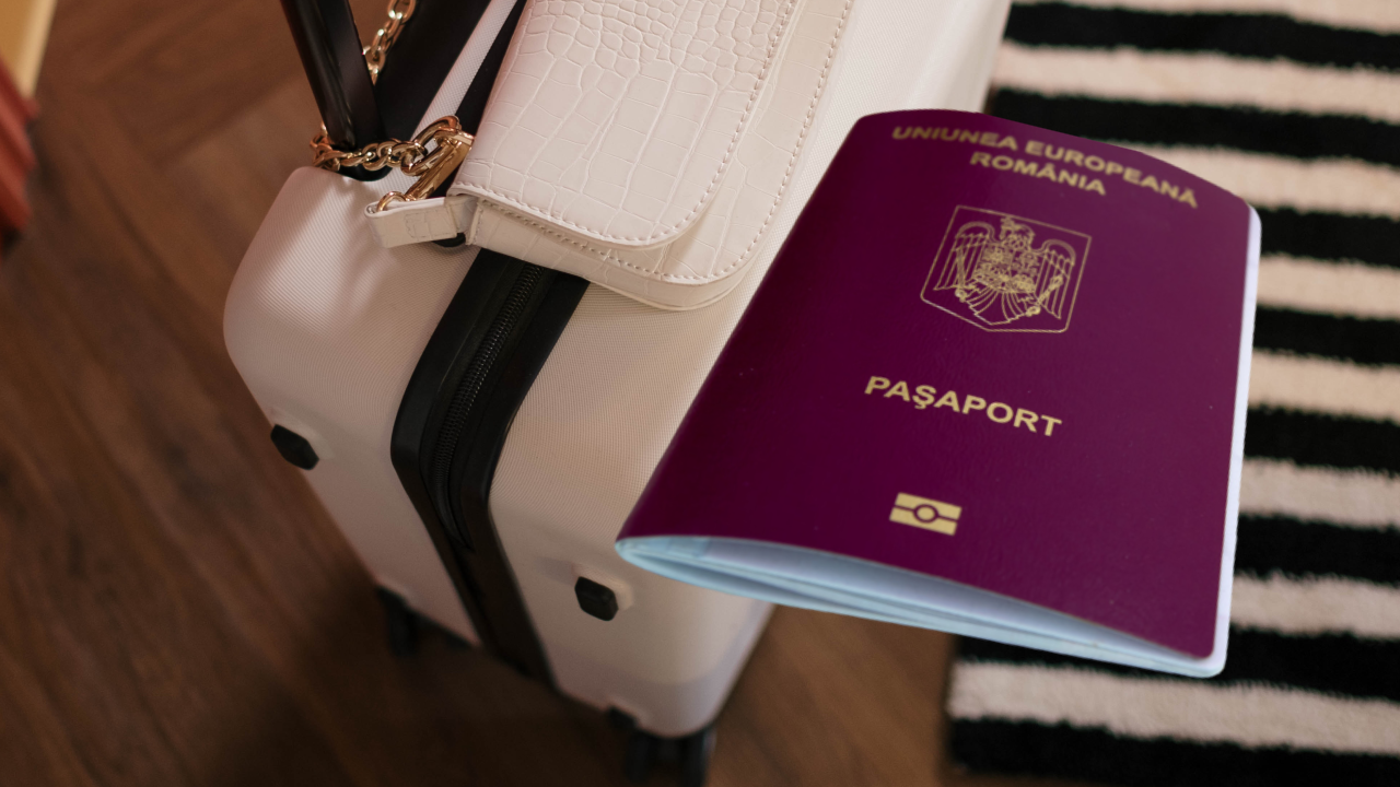 Românii care pleacă în străinătate, taxați pentru vacanțe! Noul proiect legislativ își propune să îmbunătățească turismul intern