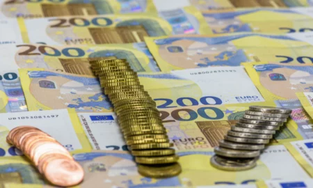 Românii din diaspora pot primi 2.500 de euro pentru a se întoarce acasă! Află condițiile