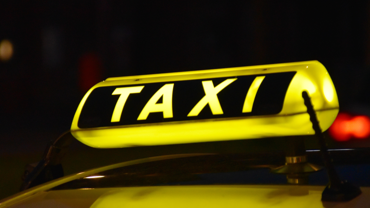 Atenție români! Tarifele taxiurilor explodează: Dublare prețuri și noi reguli controversate propuse de guvern