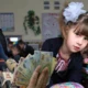 Ministrul Educației a anunțat 6 măsuri de la Guvern prin care se dau bani pentru elevi. Ligia Deca vrea eradicarea sărăciei