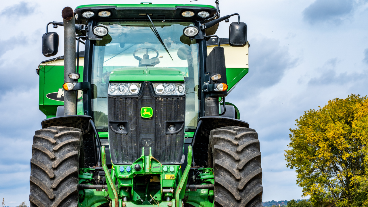Noul permis de conducere care poate schimba jocul în agricultură. Viitor incert pentru tractoriștii din România