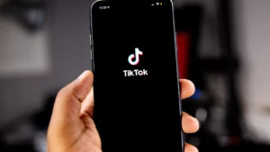 Mai multă siguranță și transparență pe TikTok: Reguli actualizate și funcții noi pentru creatori