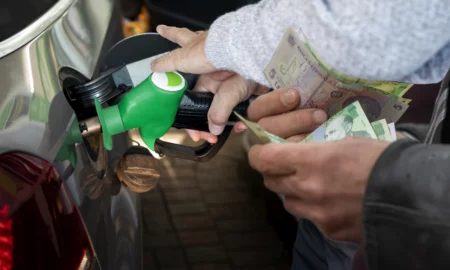Weekend cu prețuri în scădere la pompă! Cum arată noile tarife pentru carburanți în România