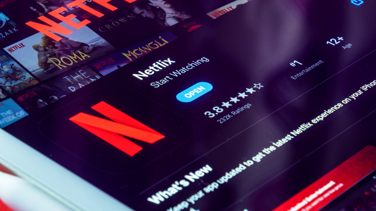 Netflix aduce noutăți în 2024: Vizionare offline pentru abonații la versiunea cu reclame!