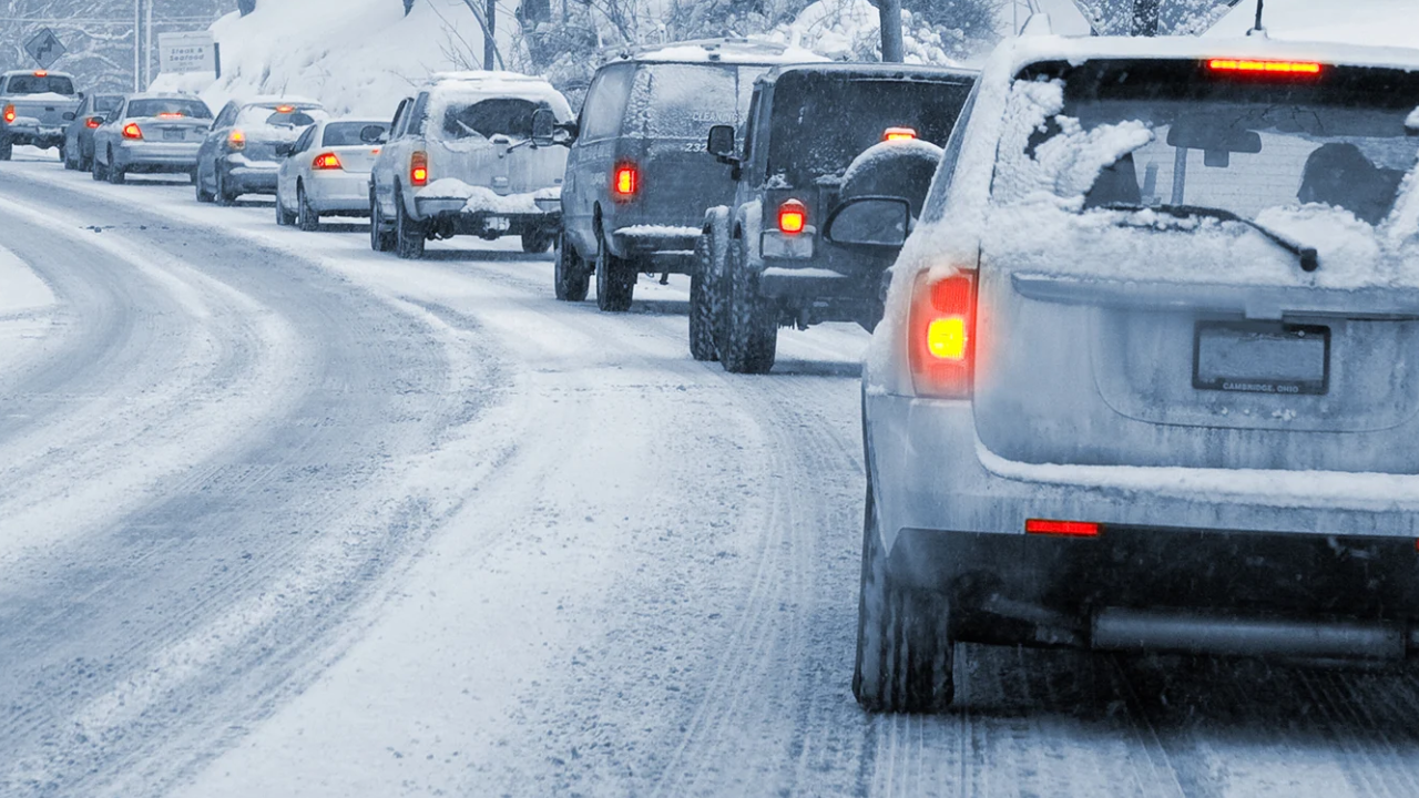 Atenție șoferi! Condiții meteorologice dificile pe majoritatea șoselelor din România