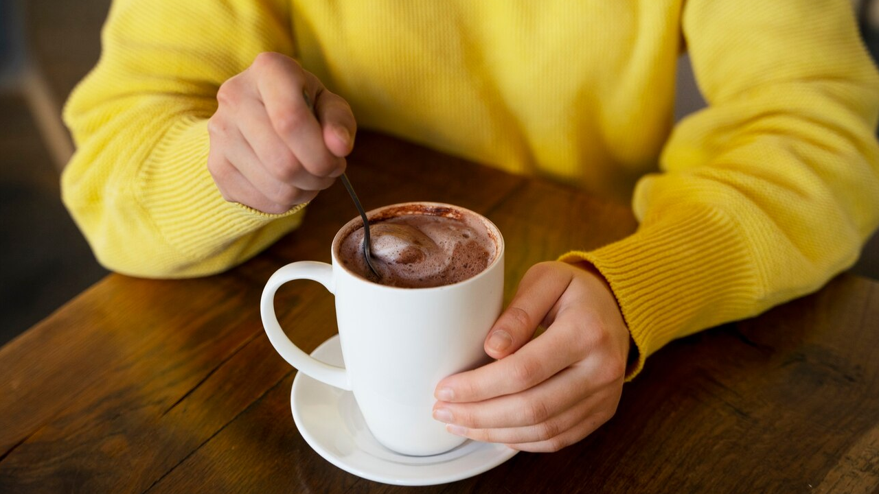 Rețetă tradițională pentru ciocolată caldă acasă, cea mai căutată băutură în sezonul rece