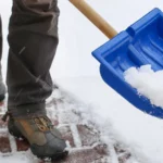 Prevenirea accidentelor în sezonul de iarnă! Ce amenzi trebuie să plătești dacă nu-ți cureți zăpada din fața casei
