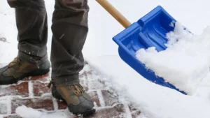 Prevenirea accidentelor în sezonul de iarnă! Ce amenzi trebuie să plătești dacă nu-ți cureți zăpada din fața casei