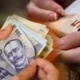 Schimbări majore în 2024: Cum va afecta noua legislație tranzacțiile cu numerar și plățile salariale în România