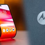 Motorola prezintă telefonul-portofel: un prototip ce se îndoaie pe mână