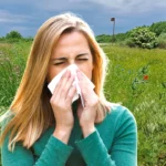 Alergie de primăvară: Cum să faci diferența între simptomele alergiei și ale răcelii