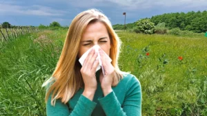 Alergie de primăvară: Cum să faci diferența între simptomele alergiei și ale răcelii