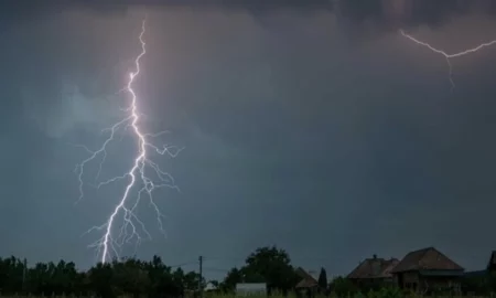 Cod galben de averse torențiale, vijelii și grindină în zeci de județe, vineri. HARTA zonelor vizate