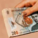 Statul plăteşte 300 de lei de persoană. Noul ajutor decis în România. S-a aprobat azi