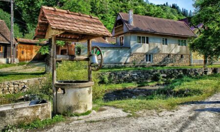 Amendă de până la 2.000 lei pentru românii care stau la casă și ies în fața porții. Ce NU au voie?