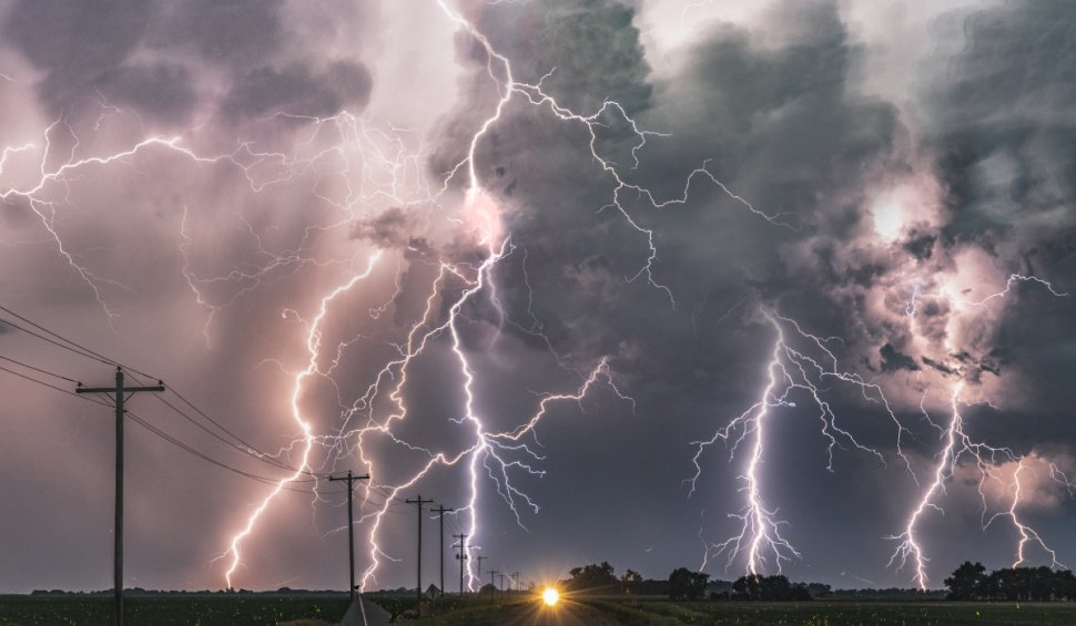 Cod roșu de vijelii puternice, ploi torențiale și grindină. Ce localități sunt vizate de avertizarea meteo