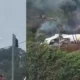 Tragedie aviatică! Avion cu 62 de oameni la bord s-a prăbușit în plin cartier rezidențial