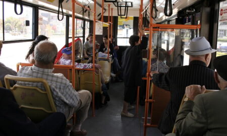 Un adolescent umilit pentru că a cedat locul în autobuz unei femei în vârstă