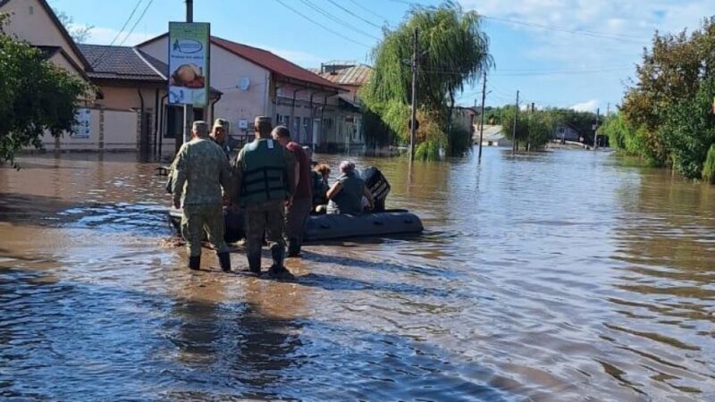 Cod portocaliu de inundații în șase județe din țară. Aproape 5500 de persoane au fost evacuate