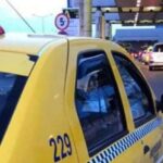 Azi dimineață am luat un taxi spre aeroport. Cursa făcea 38 de lei, i-am întins o bancnotă de 50. Văzând că nu vine restul, îl