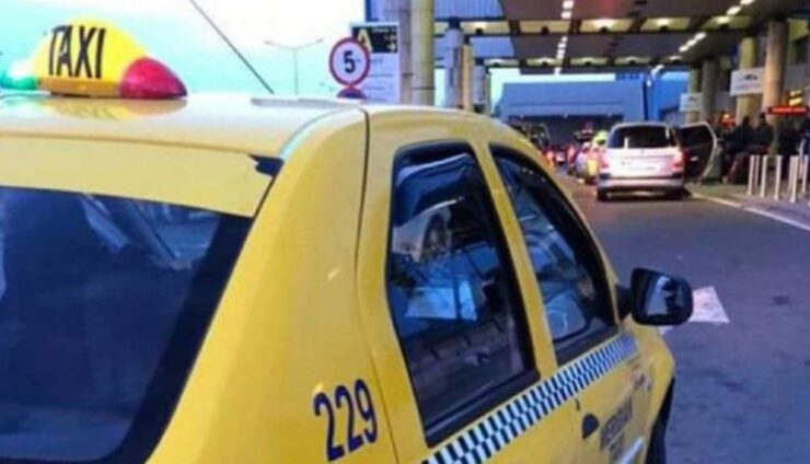 Azi dimineață am luat un taxi spre aeroport. Cursa făcea 38 de lei, i-am întins o bancnotă de 50. Văzând că nu vine restul, îl