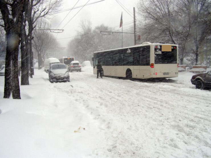 ȘOFERUL DE AUTOBUZ A DAT AFARĂ O BĂTRÂNĂ ÎN FRIG – APOI I-A VĂZUT FOTOGRAFIA ÎNRĂMATĂ ÎN CASA LOGODNICEI SALE